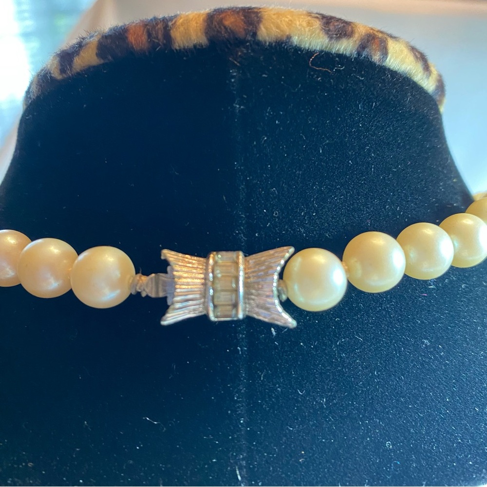 Vintage 15 1/4” faux pearl knotted necklace. - Picture 2 of 6